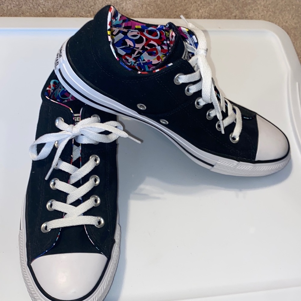 Size 9 women’s Converse all star chuck taylor
